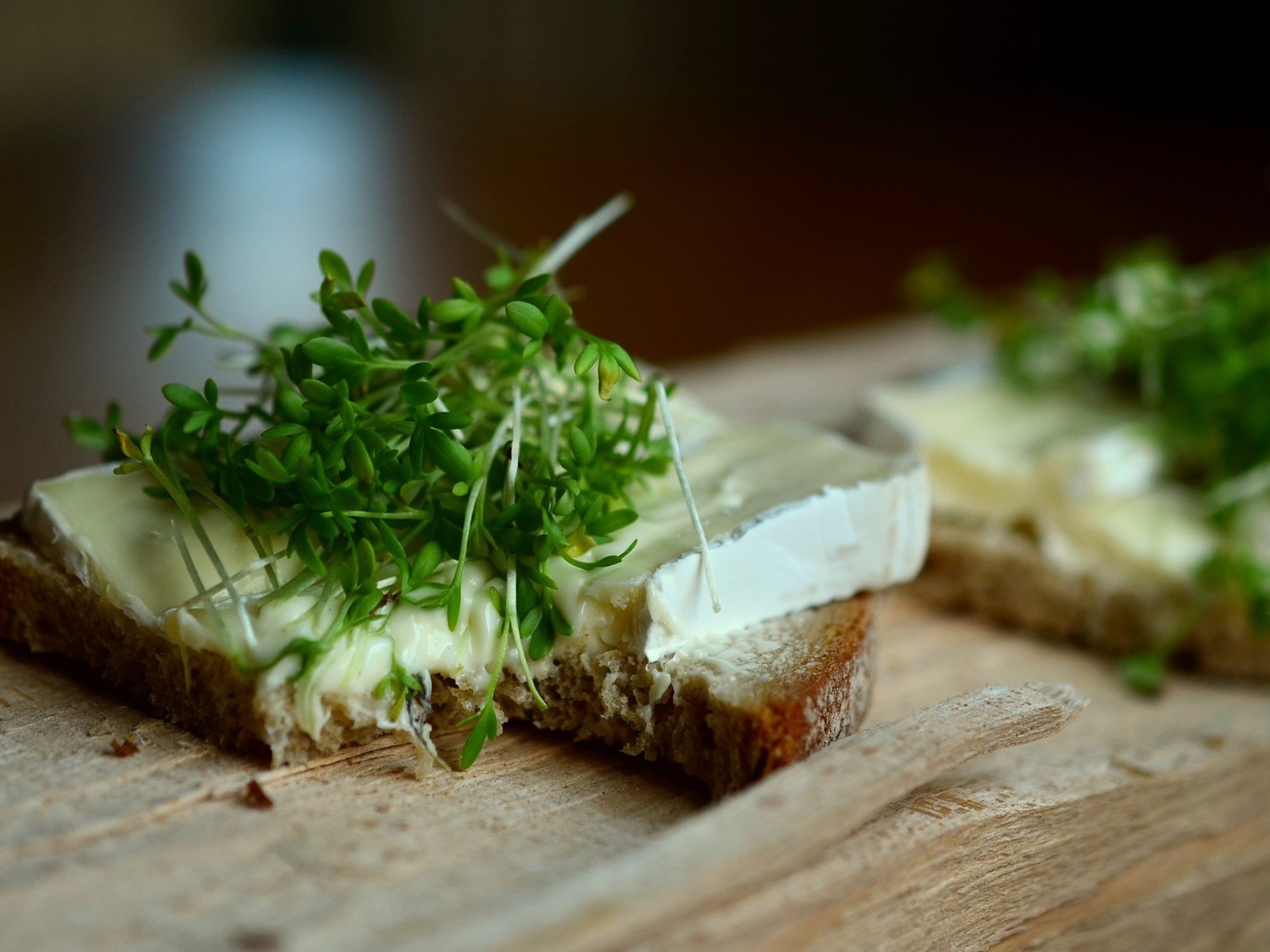 Watercress: superfood packed with nutrients. Watercress on bread with cheese./ Image by Congerdesign on Pixabay. 