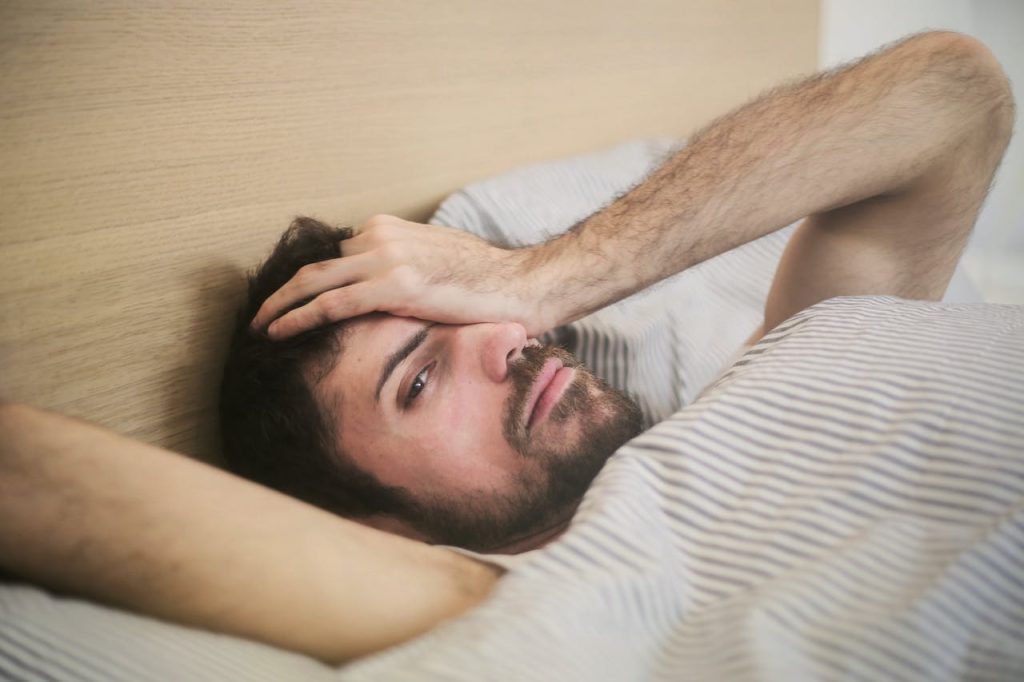 El dolor de cabeza y mareos son algunos de los primeros síntomas de la resaca. (Foto Prensa Libre: Andrea Piacquadio en pexels.com).