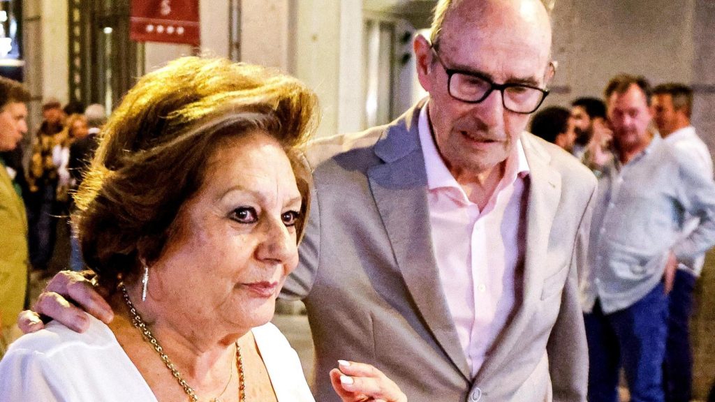 Enriqueta y Emilio, los padres de Enrique Ponce, el pasado día 9, en Valencia, en la gran despedida de su hijo.