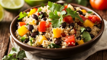 A nutritious bowl of quinoa accompanied by fresh tomato, colorful peppers and black beans, ideal for a healthy meal. - (Illustrative Image Infobae)