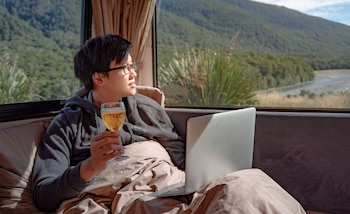 Visa searches for digital nomads soar in 2024 (photo: YuUps Traveling)