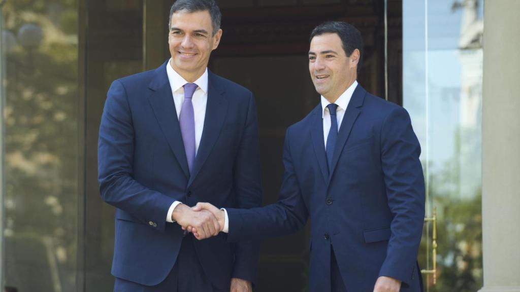 The President of the Government, Pedro Sánchez, and the Lehendakari, Imanol Pradales, in Ajuria Enea / ADRIÁN RUIZ HIERRO - EFE