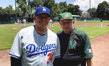 AMLO showed off his game with Juan Carlos Valenzuela after announcing the return of the MLB to CDMX (Photo: AMLO)