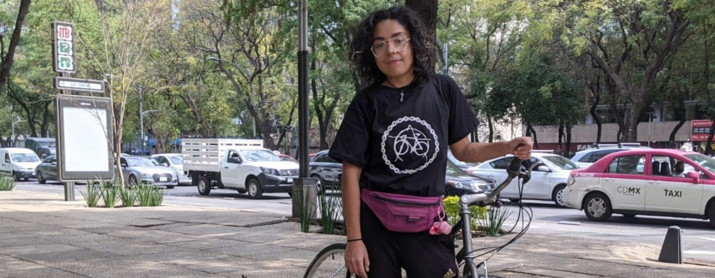 Xochitl Álvarez is a Mexican delivery girl who uses the bicycle as a means of transportation and subsistence.