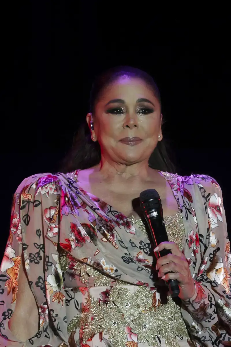 Isabel Pantoja breaks down when remembering Paquirri in her last concert and avoids the controversy after the death of Julián Muñoz