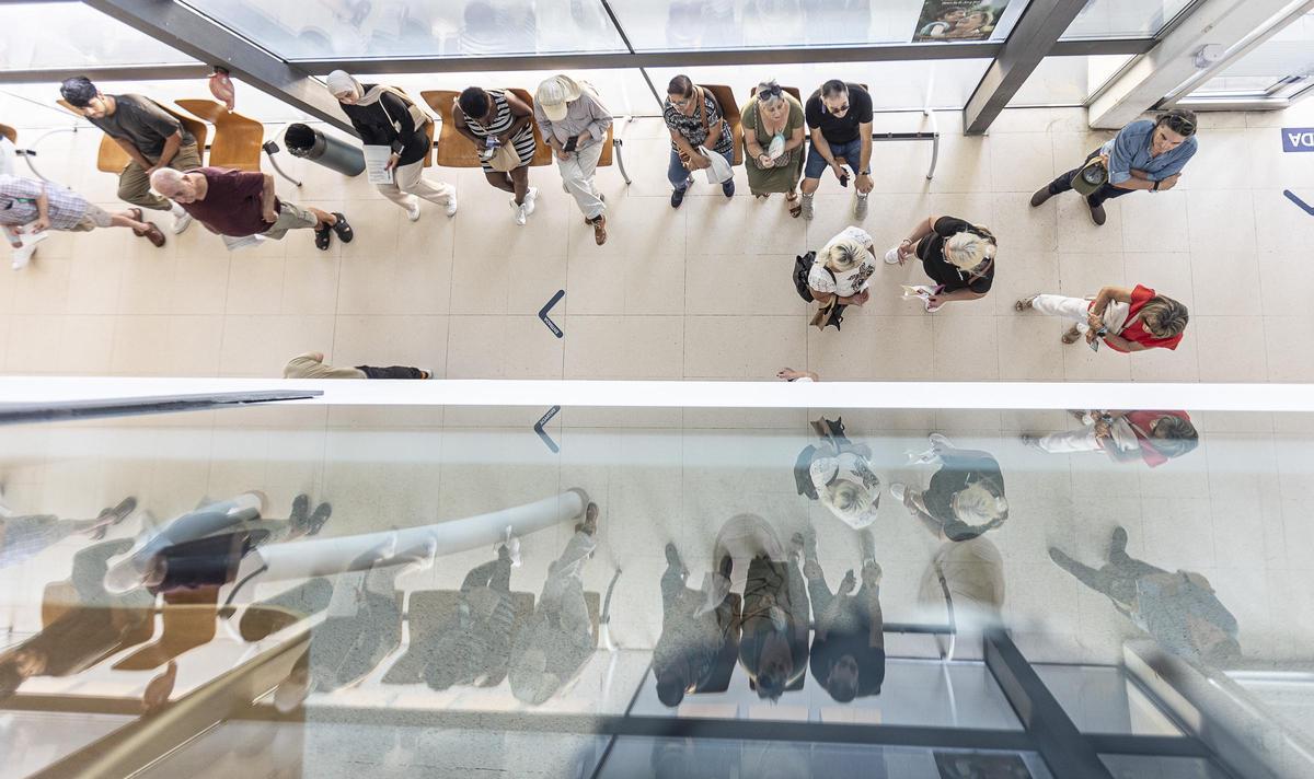 Pacientes en un centro de salud de Alicante