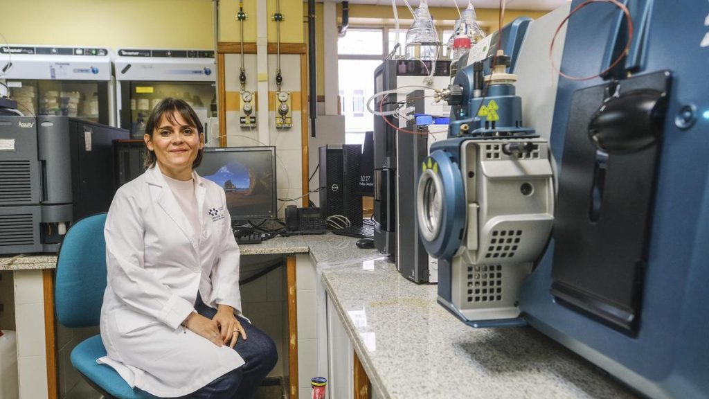 Verónica Martín en la sala de Análisis Cromatográficos