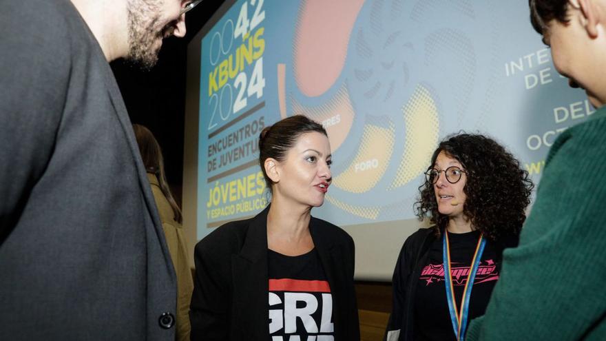 La ministra de Juventud, Sira Rego, con Eurídice Cabañes, antes de su charla inaugural en los Encuentros de Cabueñes celebrados ayer en la Escuela de Comercio.