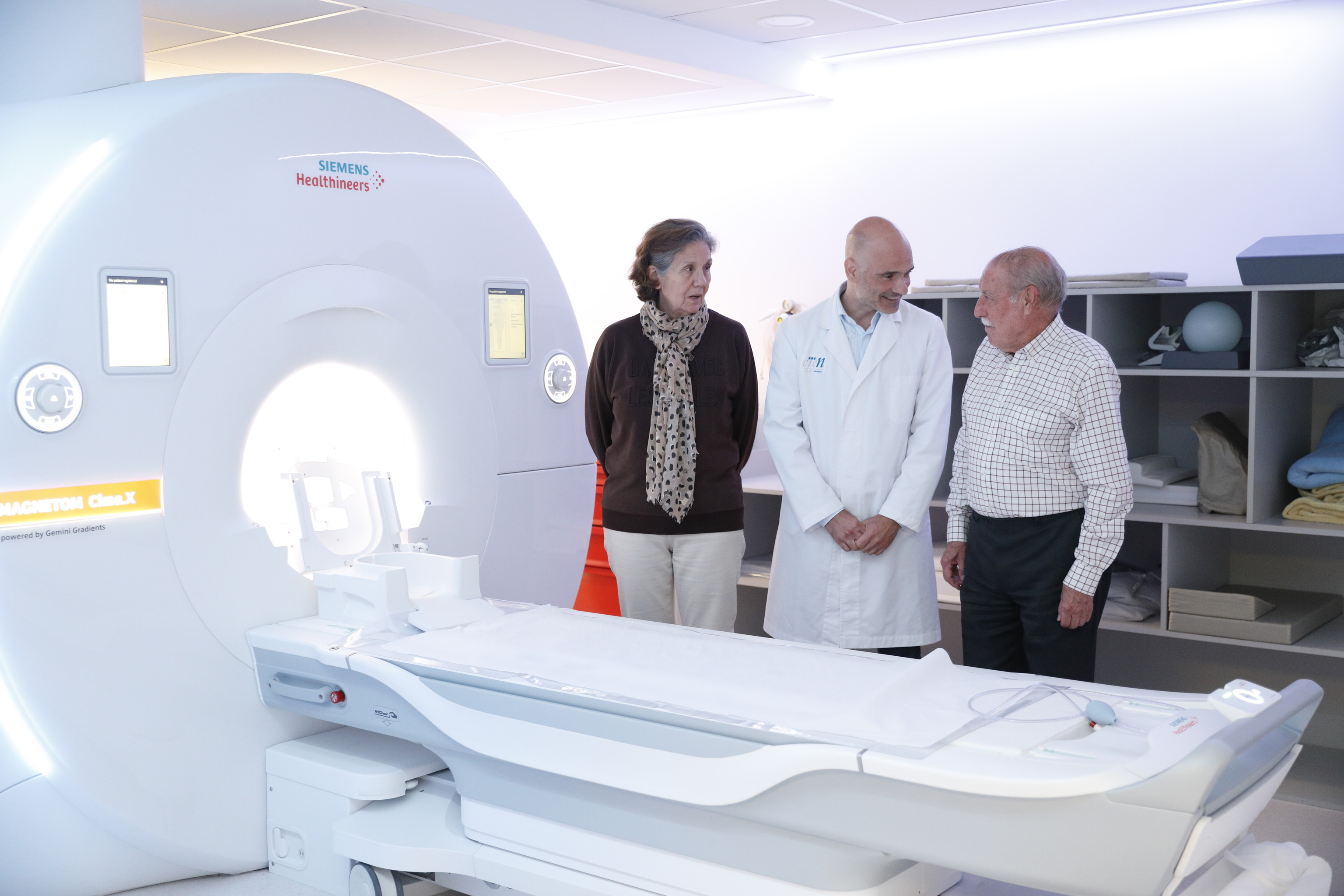 Luisa and Jesús, together with Pascual Sánchez, neurologist and director of the CIEN Foundation in the Magnetom Cima.X resonance room.